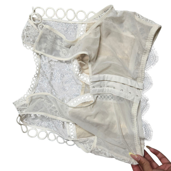 Victoria's Secret White Lace Bralette Size: L - Picture 2 of 3